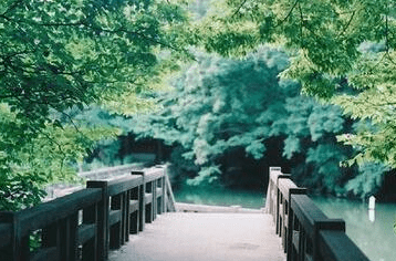 致自己的说说图片：只有你身边有个疼爱你的人，哭才有意义