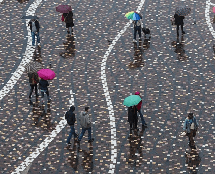 下雨天说说：真幸运有人愿意陪我一起淋雨！