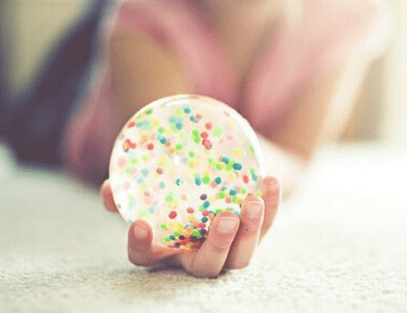 恋爱中的说说图片：喜欢是想要拥抱，爱则是想要永远拥抱