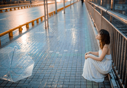 雨，又一次降临，它洗涤了喧嚣都市的尘土，抚慰了心灵的喧嚣。