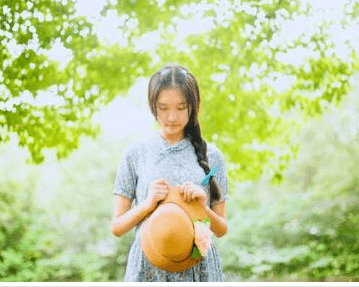 富有哲理的英文说说图片：We often ignore those who love us