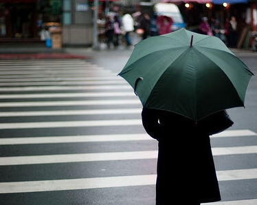 渲染下雨天伤感氛围的说说:淋过雨的空气,疲倦了的伤心! 渲染下雨天伤感氛围的说说:淋过雨的空气,疲倦了的伤心!