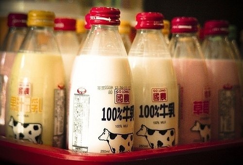 温馨治愈的说说图片：清风诉于明月，我们诉于彼此，句句深情