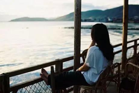 简单伤感的句子 回忆曾经的我们,平平淡淡的可笑 简单伤感的句子 回忆曾经的我们,平平淡淡的可笑