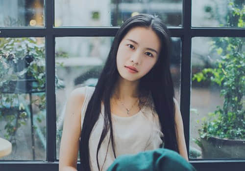 轻声倾诉，爱意悄然绽放