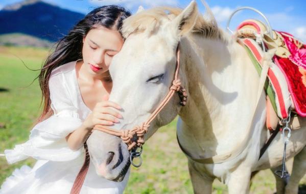 社交动态中的情感抒发:女生心语带图 社交动态中的情感抒发:女生心语带图