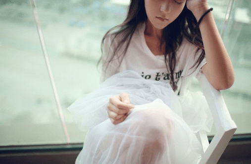 同住一室的女子夺走了我的感情