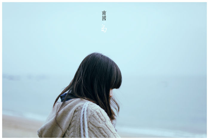 悠然自得的淡雅女性形象